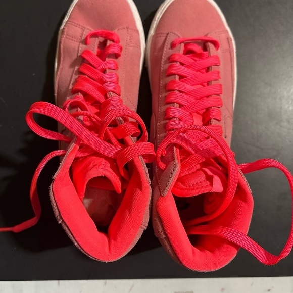 Nike Kids Sneakers in Pink and White - Picture 3 of 5